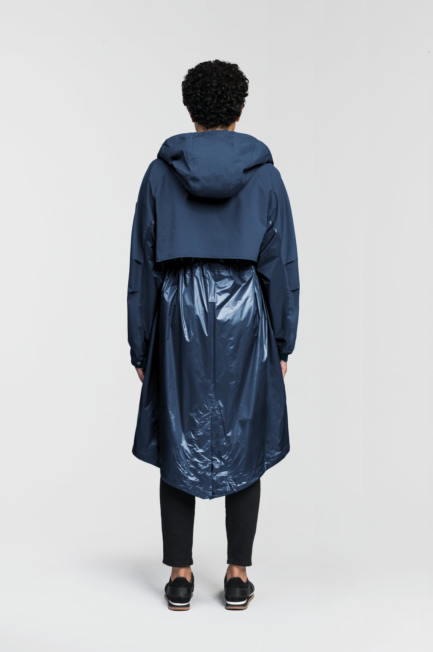 premium strech ripstop and contrast cire technical nylon taffeta fabrication, non-removable hood with adjustable draw cord, waist flap pockets with magnetic closures, adjustable draw cords at waist and bottom hem, adjustable snap cuffs, mesh back ventilation, hidden packable pocket, snap button wind flap, two-way branded zipper at centre front, adjustable snap button fishtail yoke at back, and large interior zipper pocket, in Marine