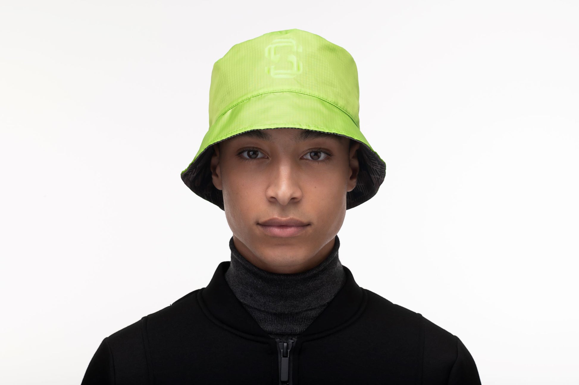 Unisex reversible bucket hat with one side in camouflage and "MAFUZZY" printed on the rim, and the reversed side with the "S" logo printed on the crown in tonal Greenery