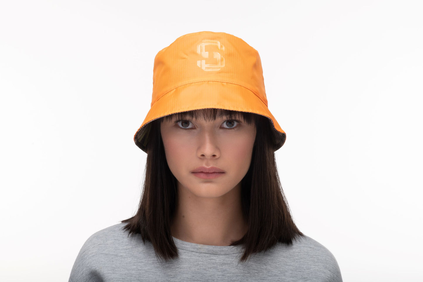 Unisex reversible bucket hat with one side in camouflage and "MAFUZZY" printed on the rim, and the reversed side with the "S" logo printed on the crown in tonal Atomic